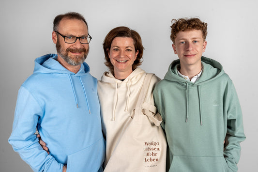 Ruhige Mode mit Statement tragen