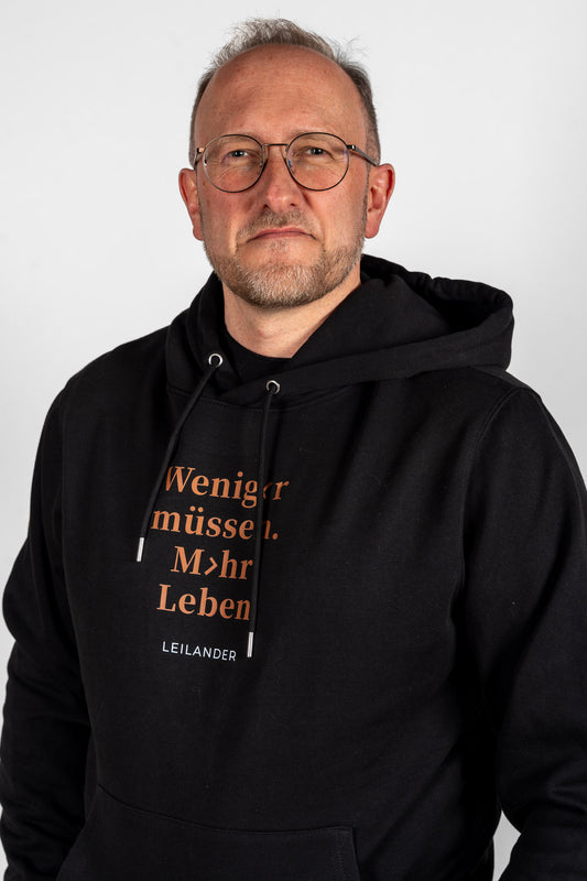 Klassik | Black Hoodie | Weniger müssen. Mehr Leben