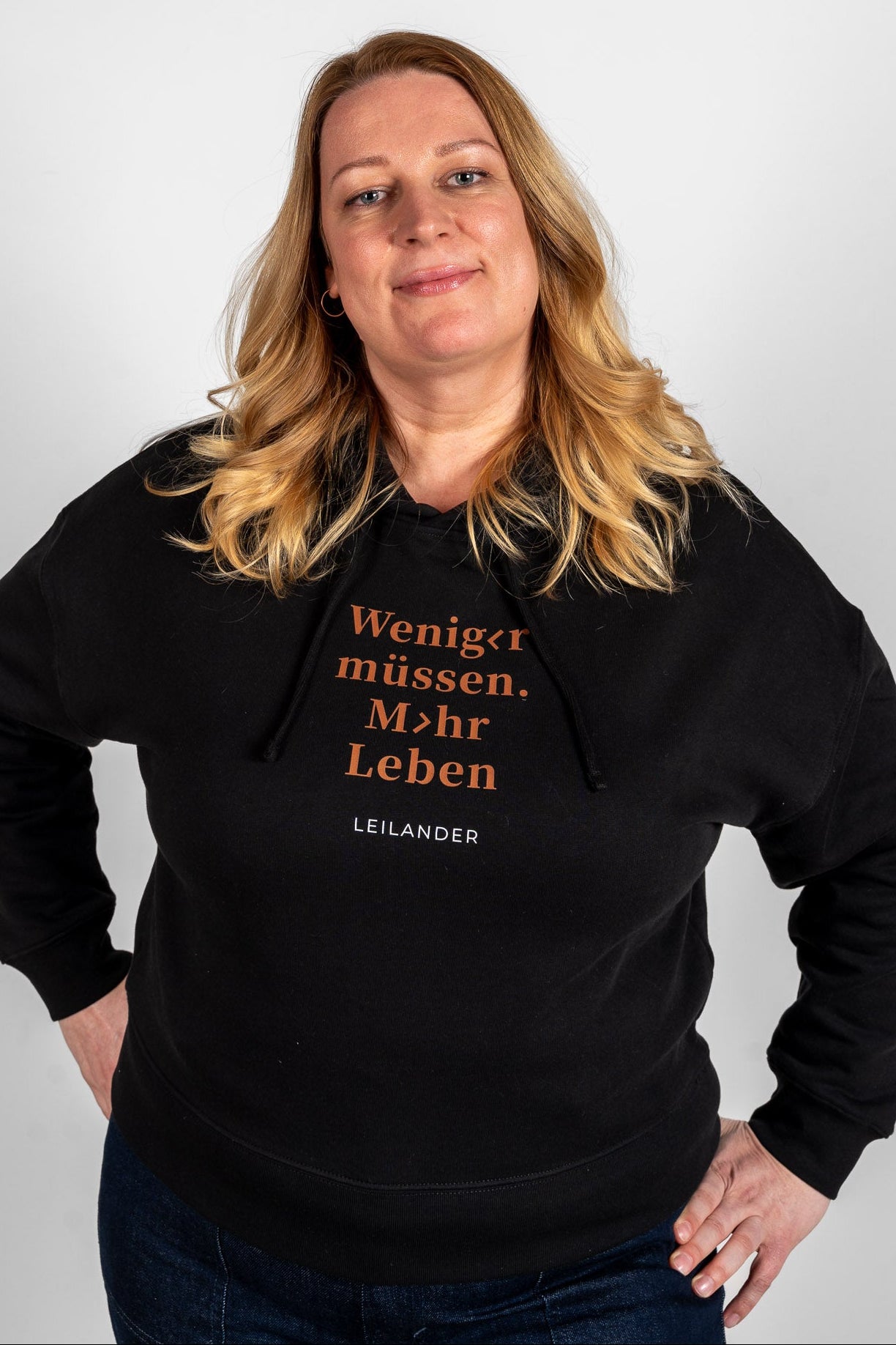 Damen | Black Hoodie | Weniger müssen. Mehr Leben