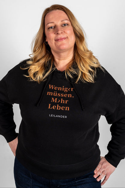 Damen | Black Hoodie | Weniger müssen. Mehr Leben