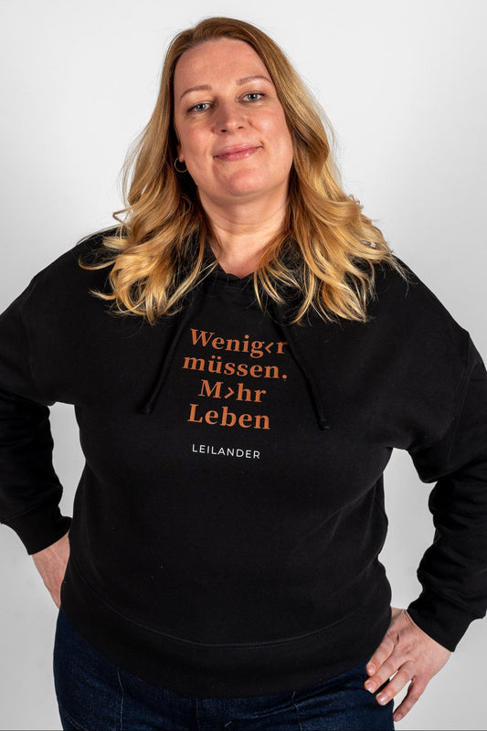 Damen | Black Hoodie | Weniger müssen. Mehr Leben