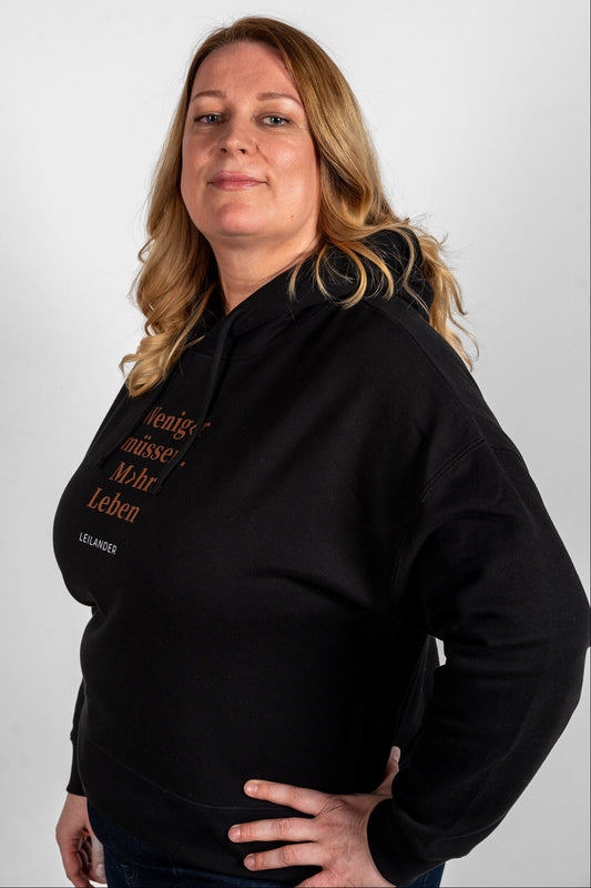 Damen | Black Hoodie | Weniger müssen. Mehr Leben
